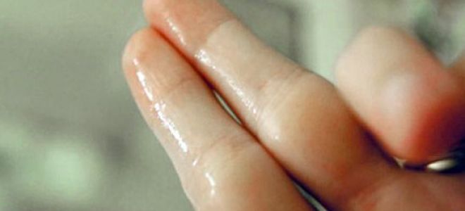 Сует мокрые пальчики во влажную вагину